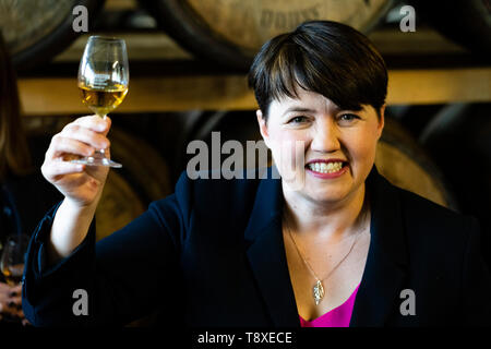 Doune, Schottland, UK. 15. Mai 2019. Der Schottischen Konservativen Ruth Davidson MSP visits Deanston Destillerie in Doune auf einer europäischen Wahl besuchen. Während der Begehung der whiskies der Brennerei beprobt. Stockfoto