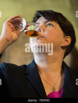 Doune, Stirlingshire, Großbritannien. 15. Mai 2019. Ruth Davidson MSP, Führer der Schottischen Konservativen & Unionist Party, besuche Deanston Destillerie in Dounde mit Ihr mdep Kandidaten für die kommenden Wahlen zum Europäischen Parlament. Credit: Colin Fisher/Alamy Leben Nachrichten. Stockfoto