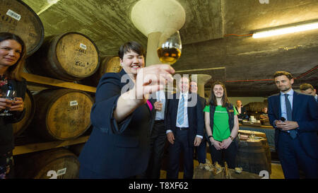 Doune, Stirlingshire, Großbritannien. 15. Mai 2019. Ruth Davidson MSP, Führer der Schottischen Konservativen & Unionist Party, besuche Deanston Destillerie in Dounde mit Ihr mdep Kandidaten für die kommenden Wahlen zum Europäischen Parlament. Credit: Colin Fisher/Alamy Leben Nachrichten. Stockfoto