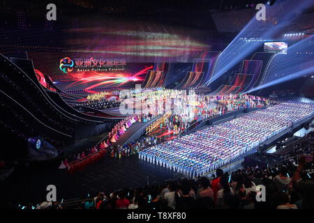 (190515) - Peking, 15. Mai 2019 (Xinhua) - Der Chor und Orchester performance' Unsere Asien" wird inszeniert an der asiatischen Kultur Karneval während der Konferenz über den Dialog der asiatischen Zivilisationen (CDAC) am National Stadium, oder der Bird's Nest, in Peking, der Hauptstadt von China, 15. Mai 2019 statt. (Xinhua / Zhang Leonora Vllasaliu) Stockfoto