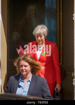 Downing Street, London, UK. 15. Mai 2019. Der britische Premierminister Theresa May Blätter Nr. 10 für wöchentliche Prime Minister Fragen im Parlament. Credit: Malcolm Park/Alamy Leben Nachrichten. Stockfoto