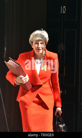 London, Großbritannien. 15 Mai, 2019. Der britische Premierminister Theresa May gesehen Beenden von Nummer 10 Downing Street in London. Credit: James Warren/SOPA Images/ZUMA Draht/Alamy leben Nachrichten Stockfoto