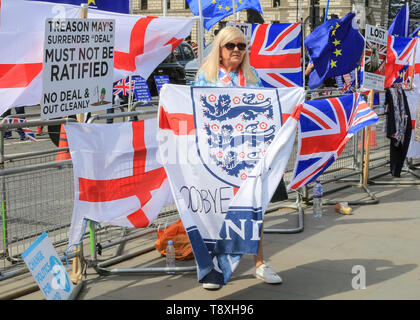 Westminster, London, Großbritannien. 15 Mai, 2019. Ein demonstrant mit England Flagge. Pro und Anti Brexit Demonstranten rund um die Houses of Parliament in Westminster heute demonstrieren. Credit: Imageplotter/Alamy leben Nachrichten Stockfoto