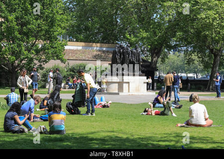 Westminster, London, Großbritannien. 15 Mai, 2019. Die Menschen genießen den schönen warmen Nachmittag Sonnenschein in der Nähe der Bürger von Calais Statue in Victoria Tower Gardens, Westminster. Credit: Imageplotter/Alamy leben Nachrichten Stockfoto