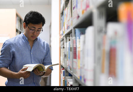 (190515) - BEIJING, Mai 15,2019 (Xinhua) - Sabur Sanzhar liest in der Bibliothek der Universität Peking der Chinesische Medizin in Peking, der Hauptstadt von China, 14. Mai 2019. Sabur Sanzhar, ein post-graduate aus Kasachstan, ist in seinem zweiten Jahr Studium der Traditionellen Chinesischen Medizin (TCM) Theorien an der Universität Peking der Chinesischen Medizin (BUCM). Er wählte dieses Programm, weil er wollte als TCM-Kursleiter nach dem Studium zu arbeiten und TCM unter den Kasachen fördern. Im Sommer 2018, Sanzhar Gelegenheit hatten, den Kolsay Lakes National Park, einem renommierten Scenic Area in Kasachstan zu besuchen. Die tr Stockfoto