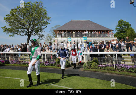 JOCKEYS GEBEN SIE DIE PARADE RING DANTE DANTE FESTIVAL 2019 FESTIVAL 2019, Rennbahn von York York Racecourse, York, ENGLAND, 15. Mai 2019 DIC 9073 DANTE FESTIVAL 2019, York, ENGLAND, Stockfoto