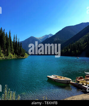 (190515) - BEIJING, Mai 15,2019 (Xinhua) - Foto von Sabur Sanzhar zeigt die Kolsay Lakes National Park in Kasachstan. Sabur Sanzhar, ein post-graduate aus Kasachstan, ist in seinem zweiten Jahr Studium der Traditionellen Chinesischen Medizin (TCM) Theorien an der Universität Peking der Chinesischen Medizin (BUCM). Er wählte dieses Programm, weil er wollte als TCM-Kursleiter nach dem Studium zu arbeiten und TCM unter den Kasachen fördern. Im Sommer 2018, Sanzhar Gelegenheit hatten, den Kolsay Lakes National Park, einem renommierten Scenic Area in Kasachstan zu besuchen. Die Ruhe der See serviert. Stockfoto