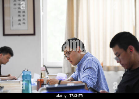 (190515) - BEIJING, Mai 15,2019 (Xinhua) - Sabur Sanzhar liest in der Bibliothek der Universität Peking der Chinesische Medizin in Peking, der Hauptstadt von China, 14. Mai 2019. Sabur Sanzhar, ein post-graduate aus Kasachstan, ist in seinem zweiten Jahr Studium der Traditionellen Chinesischen Medizin (TCM) Theorien an der Universität Peking der Chinesischen Medizin (BUCM). Er wählte dieses Programm, weil er wollte als TCM-Kursleiter nach dem Studium zu arbeiten und TCM unter den Kasachen fördern. Im Sommer 2018, Sanzhar Gelegenheit hatten, den Kolsay Lakes National Park, einem renommierten Scenic Area in Kasachstan zu besuchen. Die tr Stockfoto