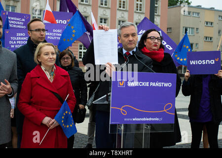 Woiwodschaft Dolnoslaskie Wroclaw, Polen. 15 Mai, 2019. Wiosna Parteichef, Robert Biedron beobachtet, als er während einer Pressekonferenz Pressekonferenz Parteichef Wiosna (Frühjahr) Robert Biedron in Breslau in Bezug auf die Abrechnung der Partei PiS nach 4 Jahren des Zusammenbruchs in der lokalen Regierung die Politik der Regierung. Credit: Lidia Mukhamadeeva/SOPA Images/ZUMA Draht/Alamy leben Nachrichten Stockfoto