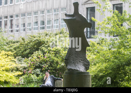 St James's Square, London, UK. 15. Mai 2019. Eine Ausstellung von Skulptur öffnet am Blick für die Öffentlichkeit vom 15. Mai bis 17. Juni 2019. Die ausgestellten Werke, Barbara Hepworth und Henry Moore & Barry Flanagan, wird zum Verkauf bei Christie's moderne britische Kunst Abend Verkauf angeboten am 17. Juni Credit: Amer ghazzal/Alamy leben Nachrichten Stockfoto