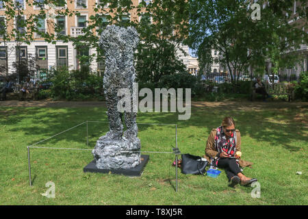 St James's Square, London, UK. 15. Mai 2019. Eine Ausstellung von Skulptur öffnet am Blick für die Öffentlichkeit vom 15. Mai bis 17. Juni 2019. Die ausgestellten Werke, Barbara Hepworth und Henry Moore & Barry Flanagan, wird zum Verkauf bei Christie's moderne britische Kunst Abend Verkauf angeboten am 17. Juni Credit: Amer ghazzal/Alamy leben Nachrichten Stockfoto