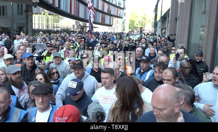 London, London, Großbritannien. 14 Mai, 2019. Tommy Robinson gesehen gehen mit einer Masse von Fans und Medien, als er die Studie fährt um Old Bailey, London, Großbritannien. Die rechten Führer Tommy Robinson, dessen wirklicher Name ist Stephen Yaxley-Lennon, das Hohe Gericht für seine neueste an der Anhörung teilgenommen. Nach der Anhörung, Robinson sprach zu der Masse, die Mitglieder der Presse, für die Veranstaltung 'gefälschte Nachrichten der Journalisten. Tommy Robinson Verfechtern physisch packte und bedeckt die Kameras der Journalisten außerhalb des Old Bailey, London. Credit: Edward Crawford/SOPA Images/ZUMA Draht/Alamy leben Nachrichten Stockfoto