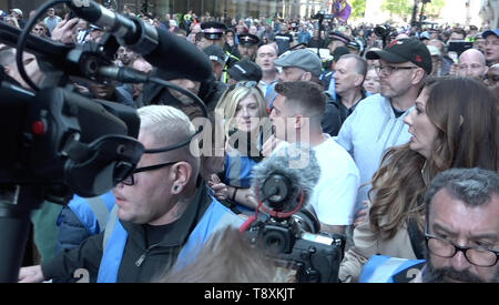 London, London, Großbritannien. 14 Mai, 2019. Tommy Robinson gesehen gehen mit einer Masse von Fans und Medien, als er die Studie fährt um Old Bailey, London, Großbritannien. Die rechten Führer Tommy Robinson, dessen wirklicher Name ist Stephen Yaxley-Lennon, das Hohe Gericht für seine neueste an der Anhörung teilgenommen. Nach der Anhörung, Robinson sprach zu der Masse, die Mitglieder der Presse, für die Veranstaltung 'gefälschte Nachrichten der Journalisten. Tommy Robinson Verfechtern physisch packte und bedeckt die Kameras der Journalisten außerhalb des Old Bailey, London. Credit: Edward Crawford/SOPA Images/ZUMA Draht/Alamy leben Nachrichten Stockfoto