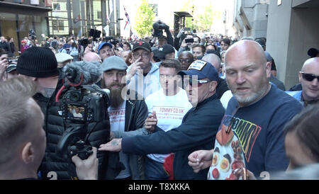 London, London, Großbritannien. 14 Mai, 2019. Tommy Robinson gesehen gehen mit einer Masse von Fans und Medien, als er die Studie fährt um Old Bailey, London, Großbritannien. Die rechten Führer Tommy Robinson, dessen wirklicher Name ist Stephen Yaxley-Lennon, das Hohe Gericht für seine neueste an der Anhörung teilgenommen. Nach der Anhörung, Robinson sprach zu der Masse, die Mitglieder der Presse, für die Veranstaltung 'gefälschte Nachrichten der Journalisten. Tommy Robinson Verfechtern physisch packte und bedeckt die Kameras der Journalisten außerhalb des Old Bailey, London. Credit: Edward Crawford/SOPA Images/ZUMA Draht/Alamy leben Nachrichten Stockfoto