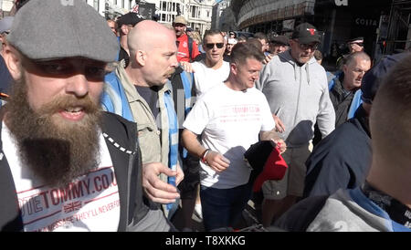 London, London, Großbritannien. 14 Mai, 2019. Tommy Robinson gesehen zu Fuß mit einer Menge von Befürwortern als er die Blätter an der Old Bailey, London, Großbritannien. Die rechten Führer Tommy Robinson, dessen wirklicher Name ist Stephen Yaxley-Lennon, das Hohe Gericht für seine neueste an der Anhörung teilgenommen. Nach der Anhörung, Robinson sprach zu der Masse, die Mitglieder der Presse, für die Veranstaltung 'gefälschte Nachrichten der Journalisten. Tommy Robinson Verfechtern physisch packte und bedeckt die Kameras der Journalisten außerhalb des Old Bailey, London. Credit: Edward Crawford/SOPA Images/ZUMA Draht/Alamy leben Nachrichten Stockfoto