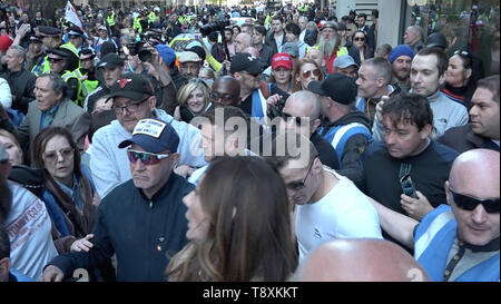 London, London, Großbritannien. 14 Mai, 2019. Tommy Robinson gesehen gehen mit einer Masse von Fans und Medien, als er seinen Versuch Blätter an Old Bailey, London, Großbritannien. Die rechten Führer Tommy Robinson, dessen wirklicher Name ist Stephen Yaxley-Lennon, das Hohe Gericht für seine neueste an der Anhörung teilgenommen. Nach der Anhörung, Robinson sprach zu der Masse, die Mitglieder der Presse, für die Veranstaltung 'gefälschte Nachrichten der Journalisten. Tommy Robinson Verfechtern physisch packte und bedeckt die Kameras der Journalisten außerhalb des Old Bailey, London. Credit: Edward Crawford/SOPA Images/ZUMA Draht/Alamy leben Nachrichten Stockfoto