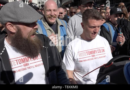 London, London, Großbritannien. 14 Mai, 2019. Tommy Robinson gesehen gehen mit einer Masse von Fans und Medien, als er die Studie fährt um Old Bailey, London, Großbritannien. Die rechten Führer Tommy Robinson, dessen wirklicher Name ist Stephen Yaxley-Lennon, das Hohe Gericht für seine neueste an der Anhörung teilgenommen. Nach der Anhörung, Robinson sprach zu der Masse, die Mitglieder der Presse, für die Veranstaltung 'gefälschte Nachrichten der Journalisten. Tommy Robinson Verfechtern physisch packte und bedeckt die Kameras der Journalisten außerhalb des Old Bailey, London. Credit: Edward Crawford/SOPA Images/ZUMA Draht/Alamy leben Nachrichten Stockfoto