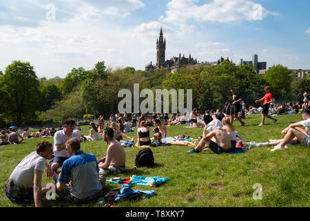 Glasgow, Schottland, Großbritannien. 15 Mai, 2019. Warme, sonnige Wetter in die Stadt brachte Hunderte von jungen Sonnenhungrige zu Kelvingrove Park in der Stadt West End. Credit: Iain Masterton/Alamy leben Nachrichten Stockfoto