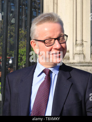 Westminster, London, Großbritannien. 15 Mai, 2019. Michael Gove, MP, Staatssekretär für Umwelt, Ernährung und ländliche Angelegenheiten, verlässt das Parlament. Credit: Imageplotter/Alamy leben Nachrichten Stockfoto