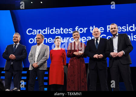 Brüssel, Belgien. 15 Mai, 2019. Die Kandidaten für die Präsidentschaft der Kommission stellen auf der Bühne vor einer Debatte im Europäischen Parlament. Credit: ALEXANDROS MICHAILIDIS/Alamy leben Nachrichten Stockfoto