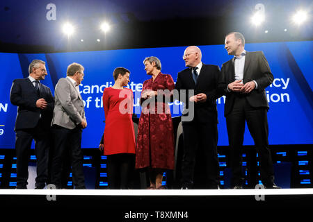 Brüssel, Belgien. 15 Mai, 2019. Die Kandidaten für die Präsidentschaft der Kommission stellen auf der Bühne vor einer Debatte im Europäischen Parlament. Credit: ALEXANDROS MICHAILIDIS/Alamy leben Nachrichten Stockfoto