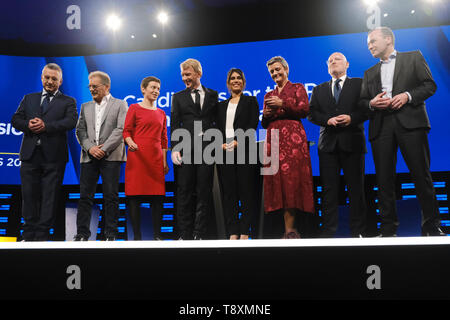 Brüssel, Belgien. 15 Mai, 2019. Die Kandidaten für die Präsidentschaft der Kommission stellen auf der Bühne vor einer Debatte im Europäischen Parlament. Credit: ALEXANDROS MICHAILIDIS/Alamy leben Nachrichten Stockfoto