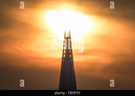 London, Großbritannien. 15 Mai, 2019. UK Wetter: Dramatische golden Abend Sonnenuntergang über der Shard Hochhaus Gebäude. Credit: Guy Corbishley/Alamy leben Nachrichten Stockfoto