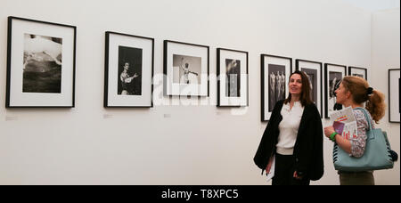 Somerset House, London, Großbritannien, 15. Mai 2019 - Besucher sehen Fotografien in der Vorschau von Fotos London 2019 im Somerset House, dem größten Fotografie event. Die jährliche Veranstaltung in seinem fünften Jahr, stellt die Arbeit der über 100 der weltweit führenden Galerien aus 21 verschiedenen Ländern. Die Messe öffnet sich bei Somerset House am 16. Mai und läuft bis zum 19. Mai 2019. Credit: Dinendra Haria/Alamy leben Nachrichten Stockfoto