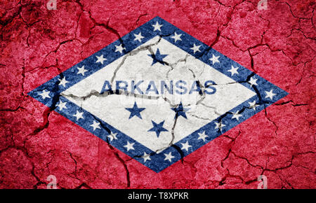 Zustand von Arkansas Flagge, Bundesland in der südlichen Region der Vereinigten Staaten, auf die trockene Erde Textur Hintergrund Stockfoto
