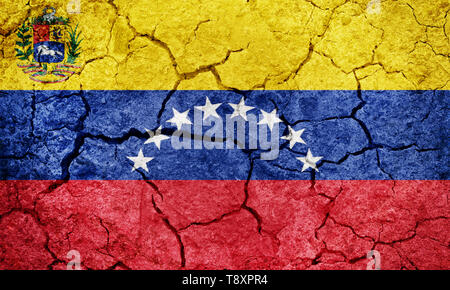 Bolivarische Republik Venezuela Flagge auf trockener Erde Boden Textur Hintergrund Stockfoto