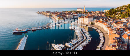 Antenne Panorama der wunderschönen slowenischen Stadt Piran Stockfoto