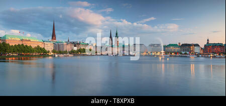 Hamburg, Deutschland. Panoramablick auf das Stadtbild Bild der Hamburger Skyline während des Sonnenuntergangs. Stockfoto