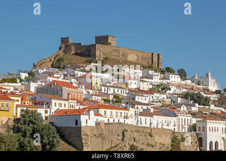 Historic Hilltop ummauerten mittelalterlichen Dorf von Mértola mit Burg und Stadtmauer, Baixo Alentejo, Portugal, Südeuropa Stockfoto