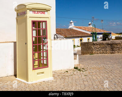 Altmodische Telefon Telefon, Kiosk in der Straße der traditionellen portugiesischen Dorf Cacela Velha, Algarve, Portugal, Südeuropa Stockfoto