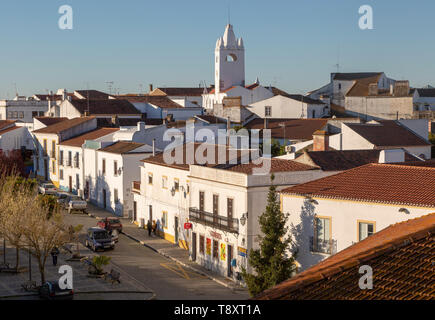 Blick über die Dächer der Gebäude im Dorf von Alvito, Distrikt Beja, Baixo Alentejo, Portugal, Südeuropa Stockfoto