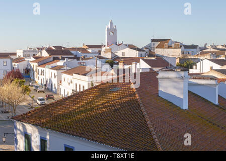 Blick über die Dächer der Gebäude im Dorf von Alvito, Distrikt Beja, Baixo Alentejo, Portugal, Südeuropa Stockfoto