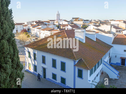 Blick über die Dächer der Gebäude im Dorf von Alvito, Distrikt Beja, Baixo Alentejo, Portugal, Südeuropa Stockfoto