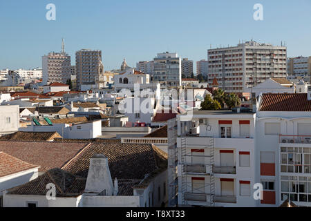 Hohe Dichte Dach Blick auf die Gebäude, die sie gemeinsam in der Innenstadt von Faro, Algarve, Portugal überfüllt Stockfoto