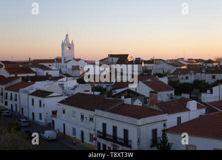 Blick über die Dächer der Gebäude im Dorf von Alvito, Distrikt Beja, Baixo Alentejo, Portugal, Südeuropa Stockfoto