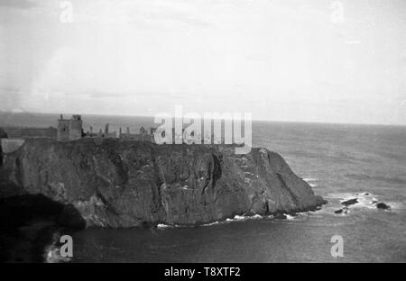 Die spektakuläre Duntulm Burgruinen stehen auf der Nord Küste von Trotternish, auf der Isle Of Skye in Schottland, in der Nähe der Ortschaft Duntulm. Im 17. Jahrhundert war es der Sitz der Chiefs des Clans MacDonald of Sleat. Bild Datum c1930. Heute ist der Großteil der Ruinen mit der Türme fallen ins Meer gegangen. Foto von Tony Henshaw Stockfoto