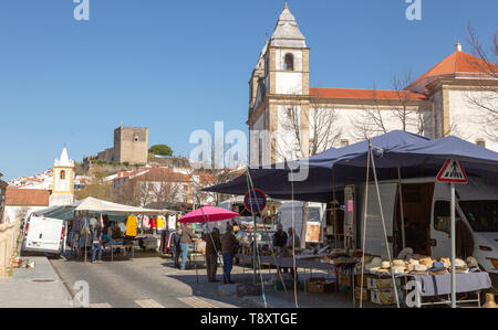 Igreja de Santa Maria da devesa Kirche am Markttag, Castelo de Vide, Alto Alentejo, Portugal, Südeuropa Stockfoto