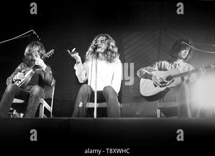 John Paul Jones, Robert Plant und Jimmy Page von Led Zeppelin durchführen auf der Bühne Oude Rai am 27. Mai 1972 in Amsterdam, Niederlande. (Foto von Gijsbert Hanekroot) Stockfoto