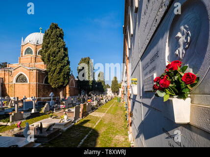 Urnengräber, Gräber und Gräber auf dem Friedhof Insel Cimitero di San Michele Stockfoto