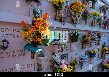 Urnengräber mit bunten Blumen auf dem Friedhof Insel Cimitero di San Michele eingerichtet Stockfoto