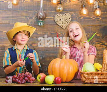 Kinder präsentieren Bauernhof Ernte Holz- Hintergrund. Gründe, warum jedes Kind Landwirtschaft erleben sollte. Bauernhof Markt. Geschwister, die Spaß haben. Kinder Bauern Mädchen junge Gemüse ernten. Farm der Familie. Stockfoto