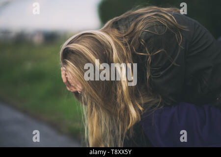 Portrait von einsam und depressiv Frau in Trauer. Stockfoto