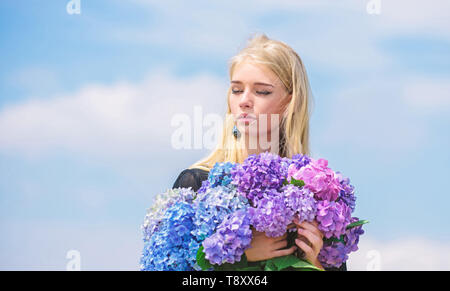 Allergiefrei leben. Stop Allergie blühenden Jahreszeit. Genießen Sie Frühling ohne Allergie. Frühling blühen. Pollenallergie. Sanfte Blume für die zarte Frau. Mädchen Ausschreibung blond halten Hortensie Blumen Blumenstrauß. Stockfoto