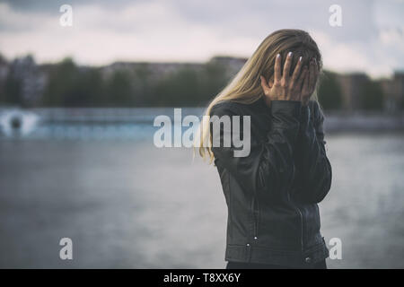 Portrait von einsam und depressiv Frau in Trauer. Stockfoto
