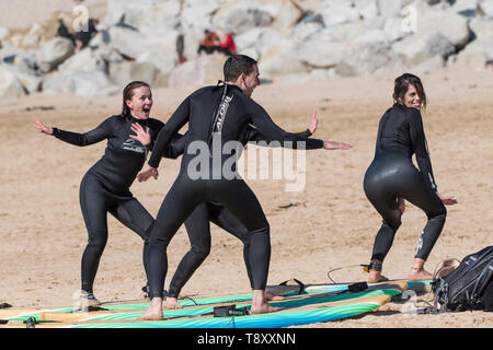 Surfer Spaß posieren für ein Foto auf den Fistral Beach in Newquay in Cornwall. Stockfoto