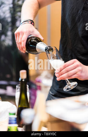 Ein Barkeeper gießt Sekt an ein Pop-up-Bar im Trebah Garten in Cornwall. Stockfoto